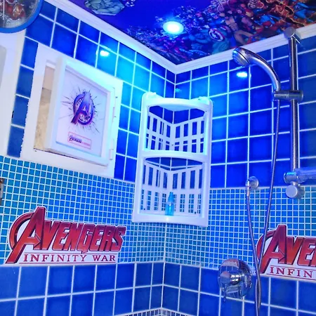 Avengers & Friends Airport Gasthof *